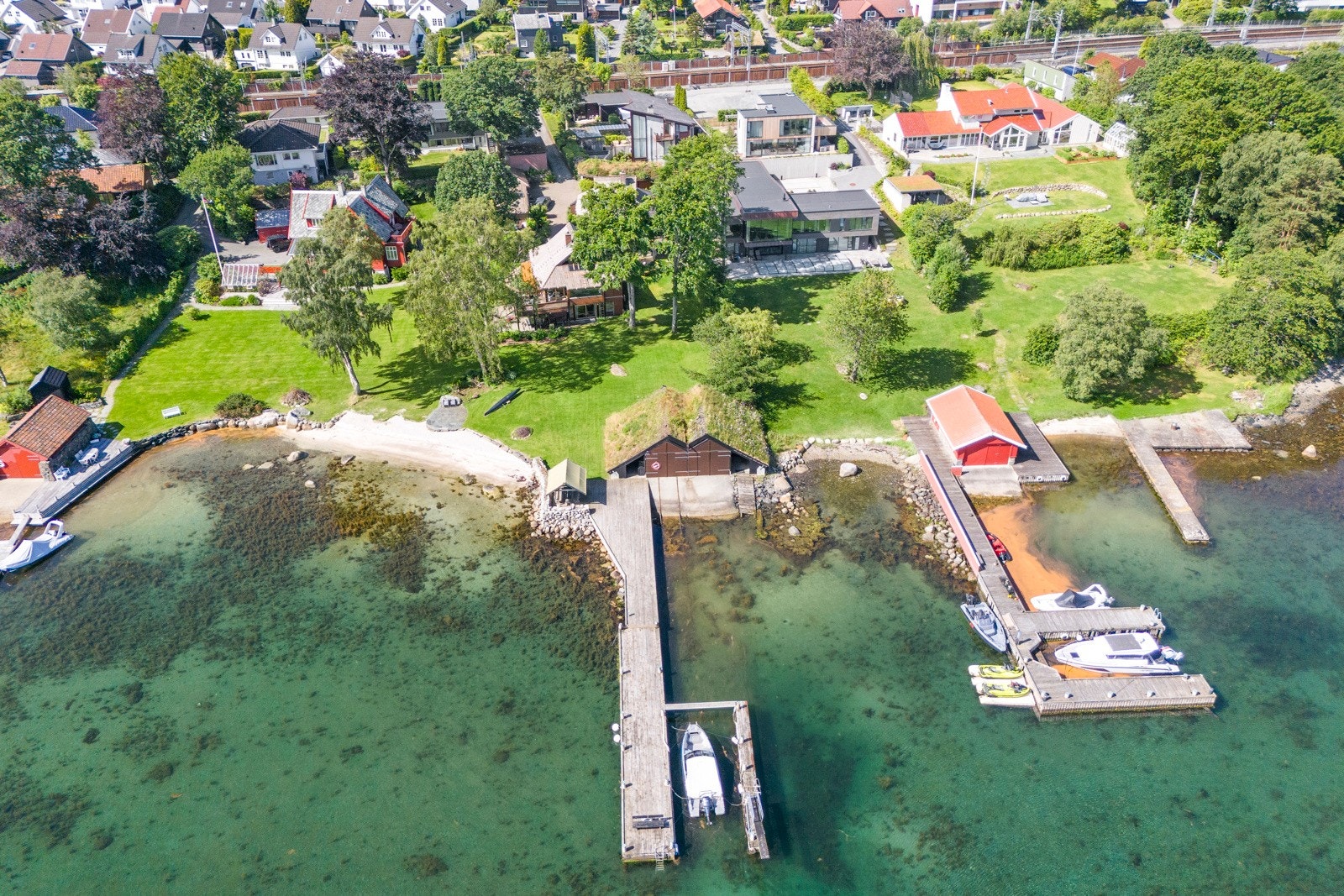 Det er tre boenheter på eiendommen, 2 eneboliger og en hybelleilighet. Galleribilde