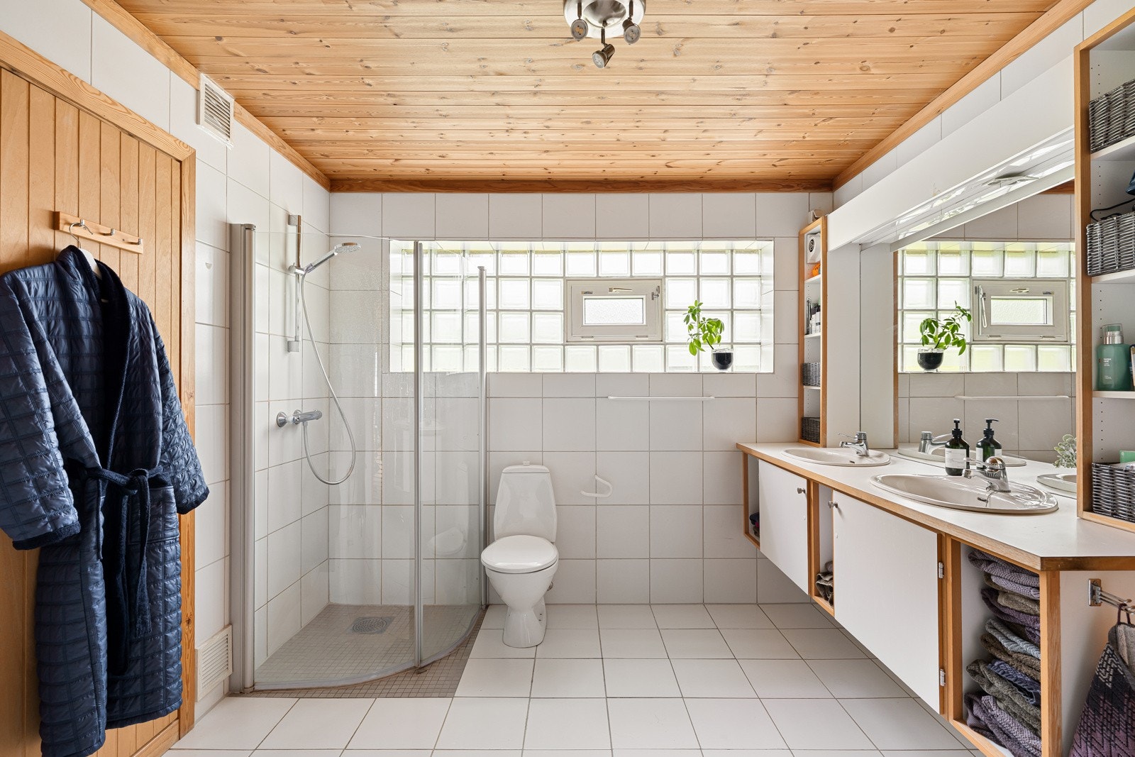 Hovedbadet i etasjen ligger i forlengelse hovedsoverommet. Innredet med dobbel servant, dusj med glassvegger og toalett. Galleribilde