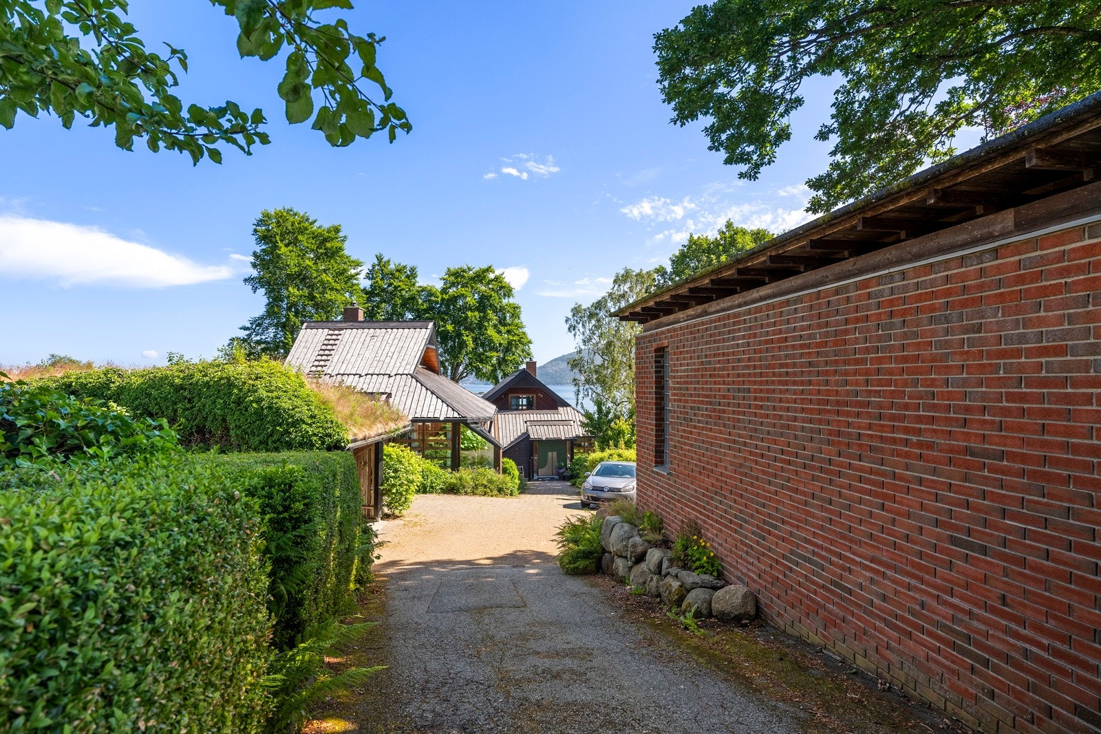 Innkjørsel til eiendommen. Galleribilde