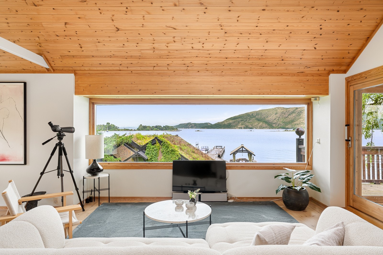 Planløsningen er gjennomtenkt og utformet slik at man kan nyte utiskten fra store deler av etasjen. Galleribilde