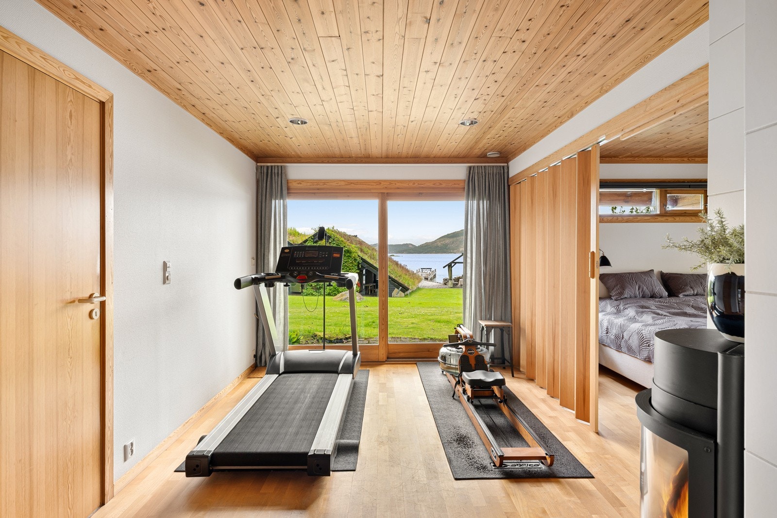 Dette området blir i dag brukt som treningsrom, men kan også bli brukt som en liten kjellerstue. Rommet er også innredet med en vedovn. Galleribilde