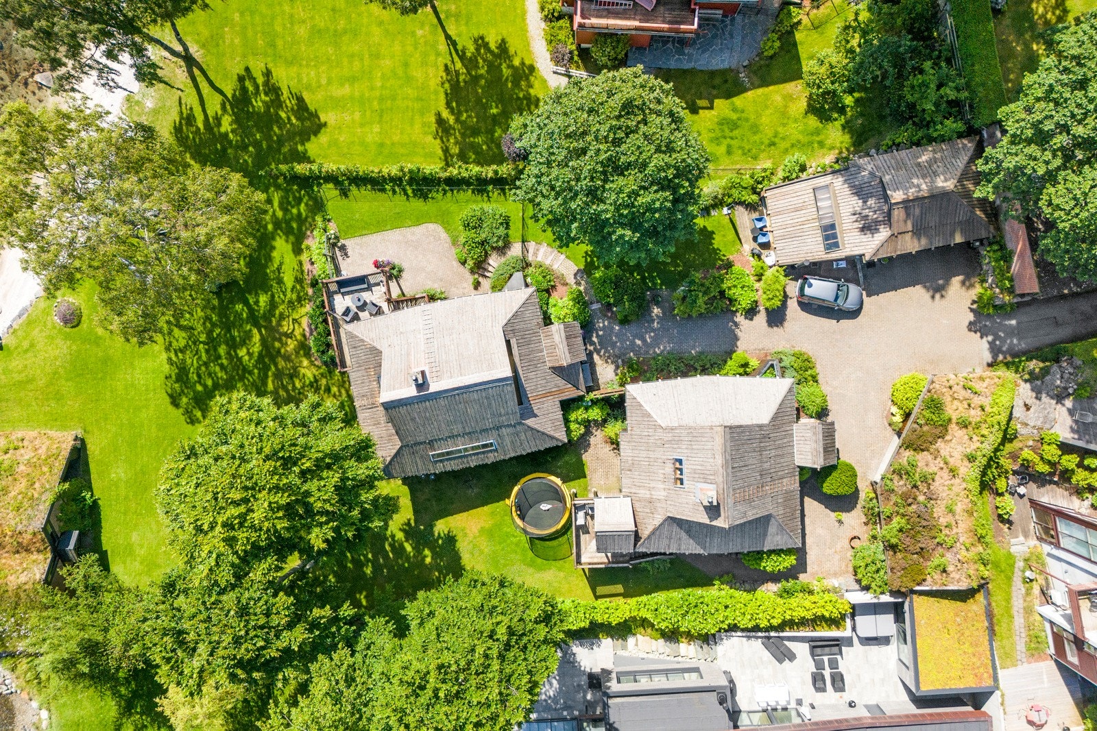Byggene er tegnet av den anerkjente arkitekten Einar Myklebust. Galleribilde