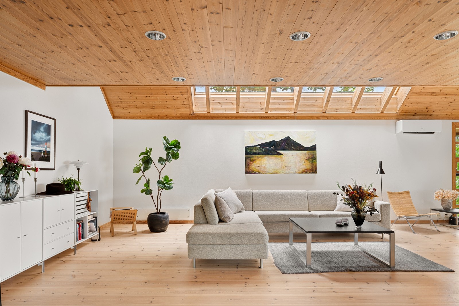 Her har man innredet med en lekker salong, et perfekt sted å sette seg ned når man har gjester. Galleribilde