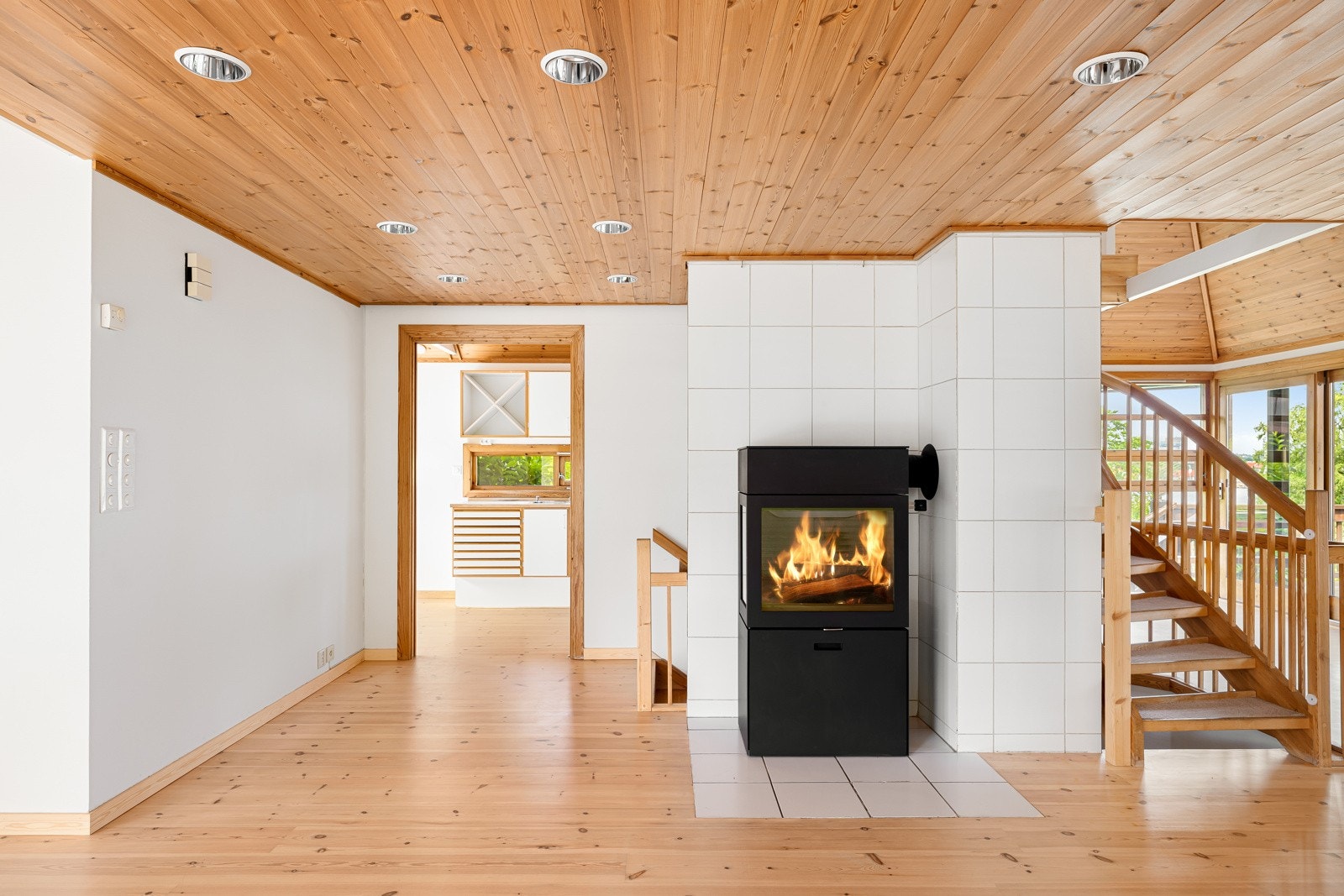 Vedovn i stuen med innfliset pipe gir et stilrent uttrykk. Galleribilde