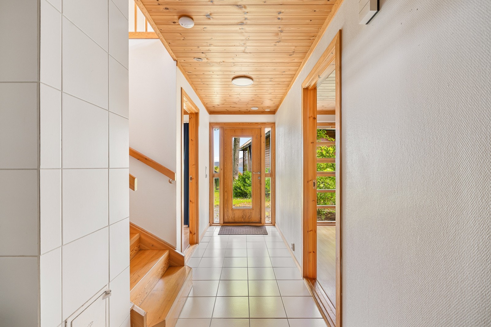 Inngangspartiet og gang i underetasjen. Galleribilde