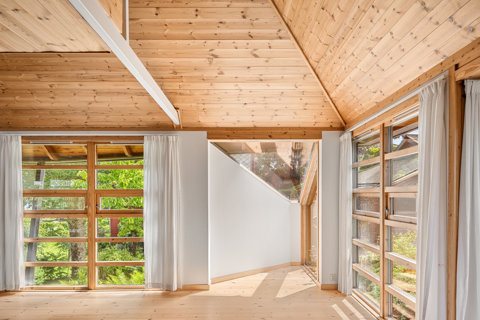 I boligene er det brukt mye furu og ellers er veggene tapeserte. Galleribilde