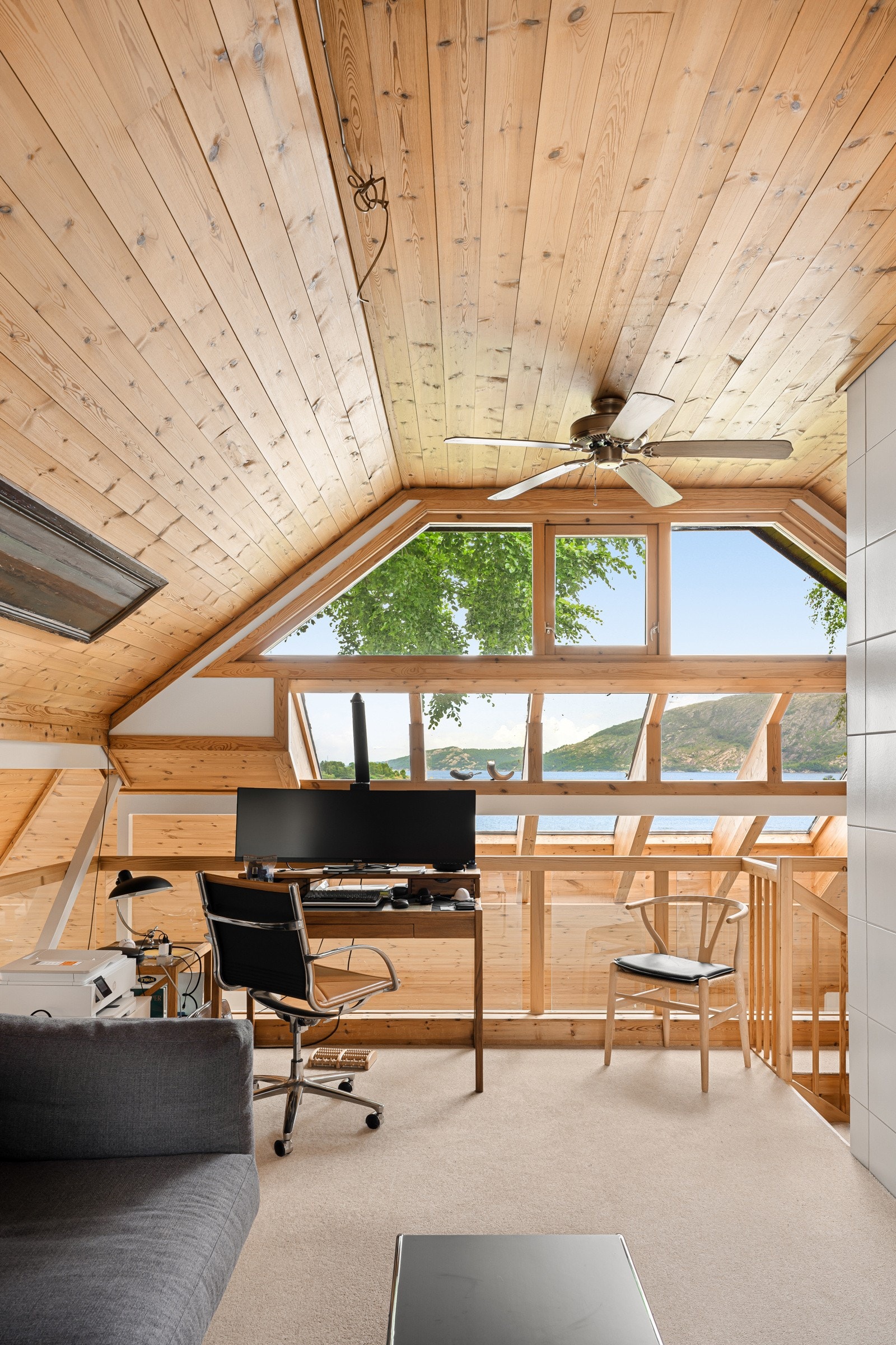 Loftsstuen er åpen og vakker med en eventyrlig utsikt. I dag blir det brukt som et kontor. Galleribilde