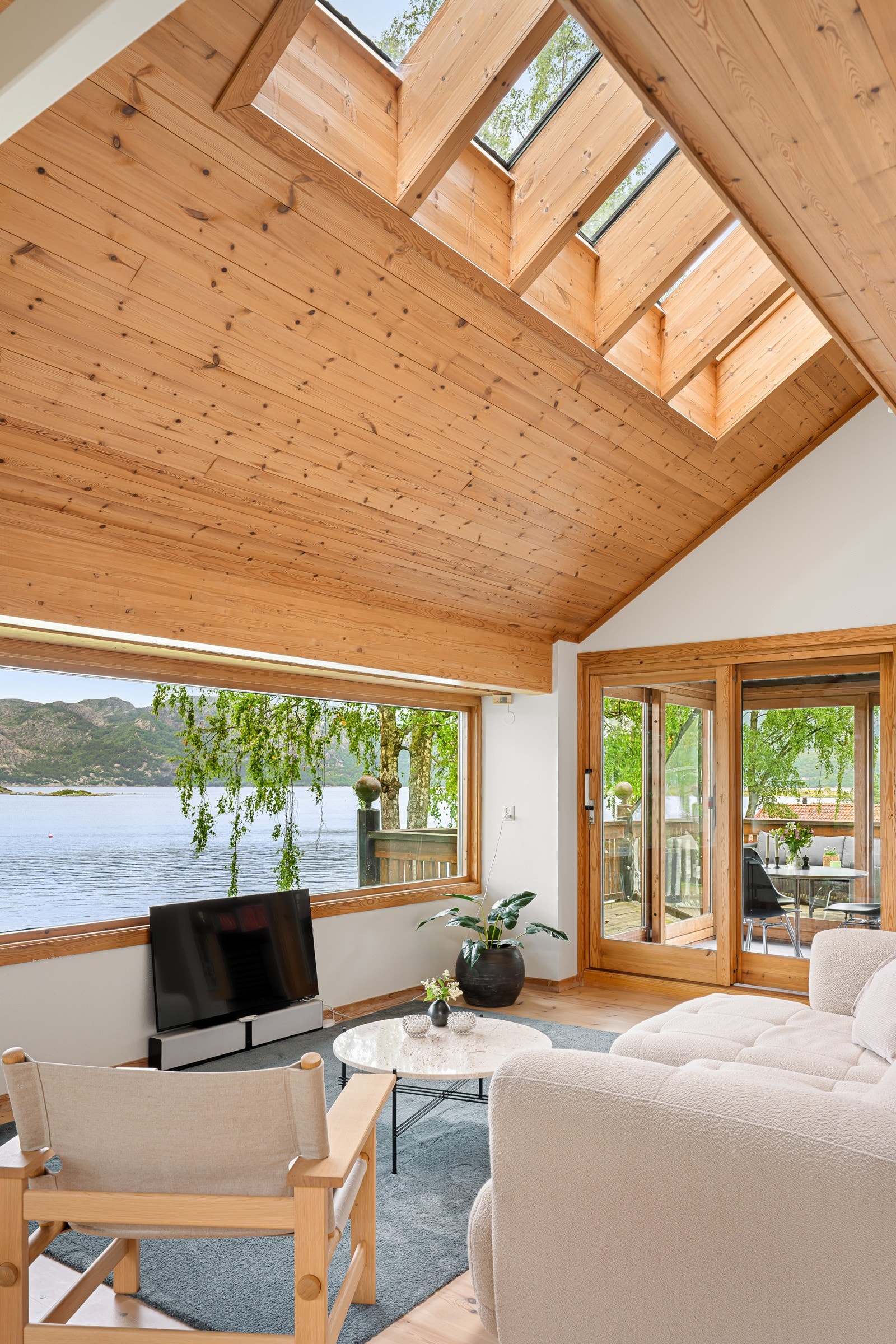 Her er dete også satt opp en salong vendt mot den fantastiske utsikten over Gandsfjorden. Galleribilde