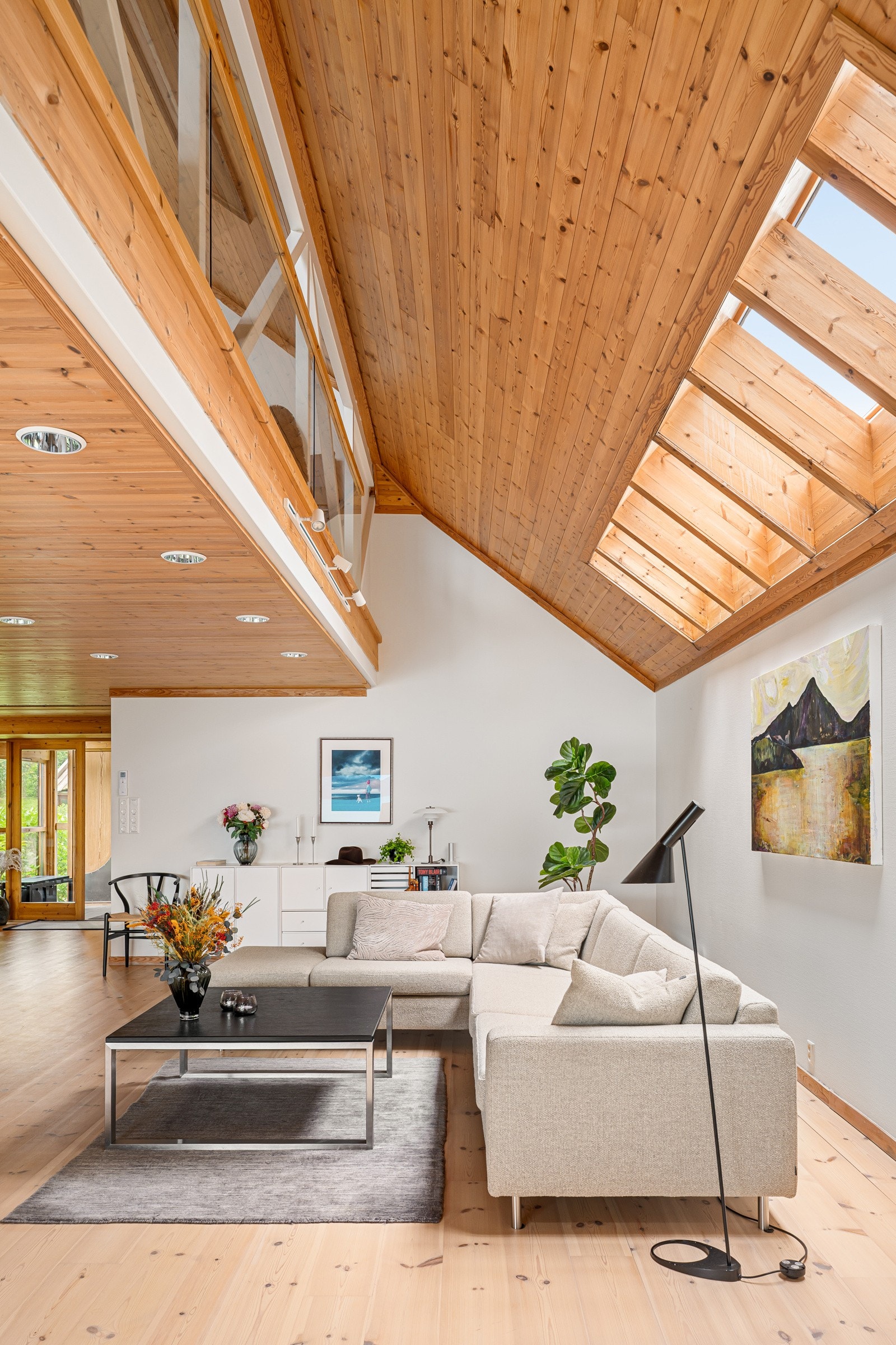 Det er flere store vindusflater, alle nøye plassert slik at man får gode lysforhold og en nydelig atmosfære gjennom hele dagen. Galleribilde