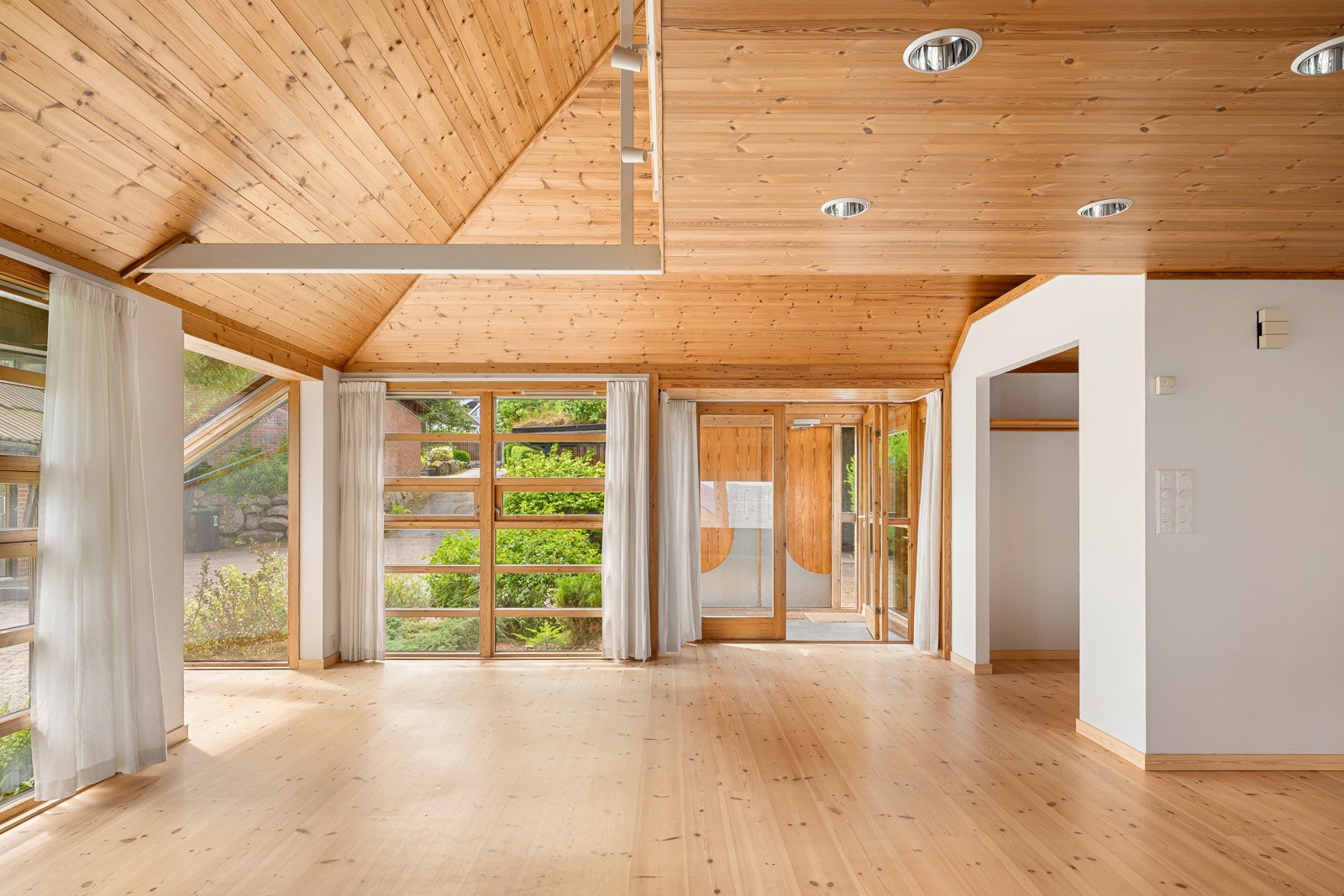 Gauselvågen 64 A er det første eneboligen man kommer til fra parkeringsplassen/ gårdsrommet. Galleribilde