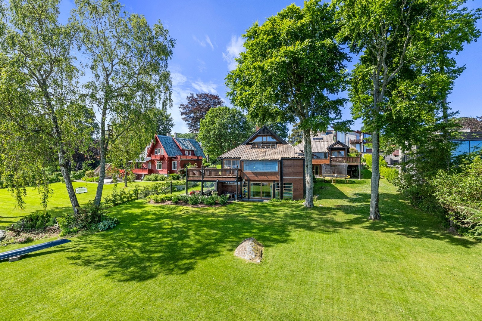 Hele tomten er pent opparbeidet og godt vedlikeholdt. Galleribilde