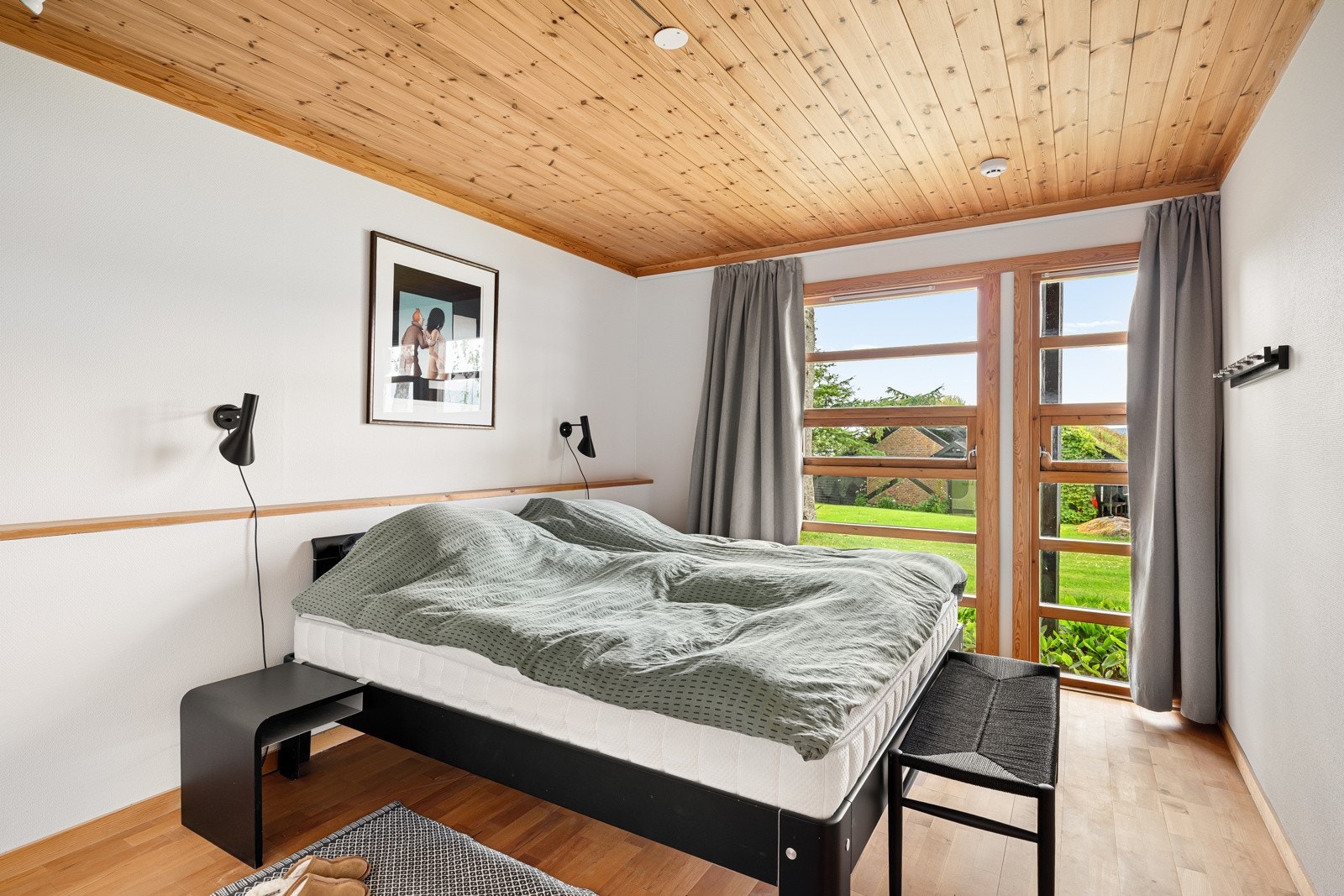 Det andre soverommmet vil gjerne være hovedsoverommet. Rommet er av god størrelse med gode vinduer mot nord-øst. Galleribilde