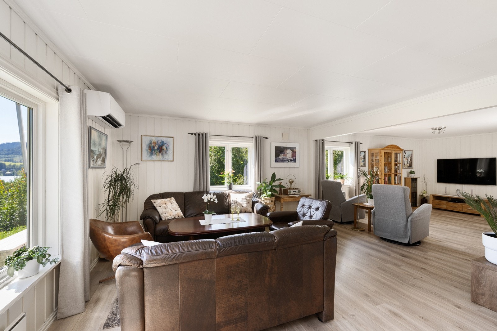 Romslig stue med god plass til salong, tv-stue og spisestue. Det er varmepumpe for en behagelig innetemperatur. Galleribilde