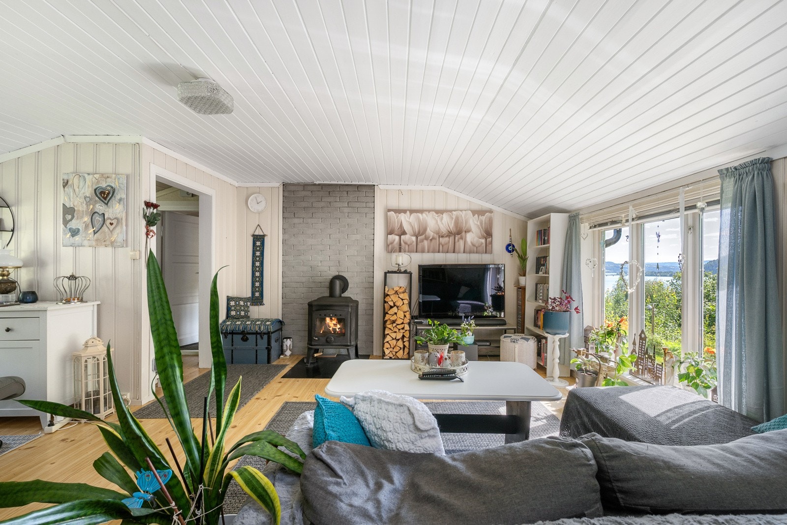 Ildsted i stuen som varmer godt på kaldere dager. Flott utsikt fra vinduet! Galleribilde