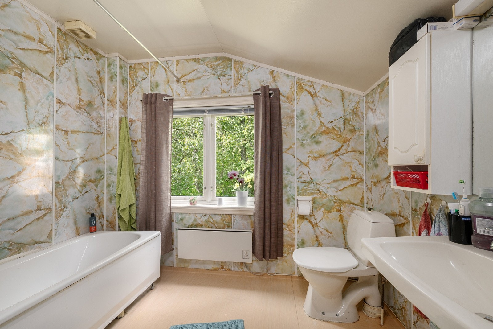 Eldre bad. Det må påregnes renovering for og tilfredsstille dagens krav til standard. Galleribilde