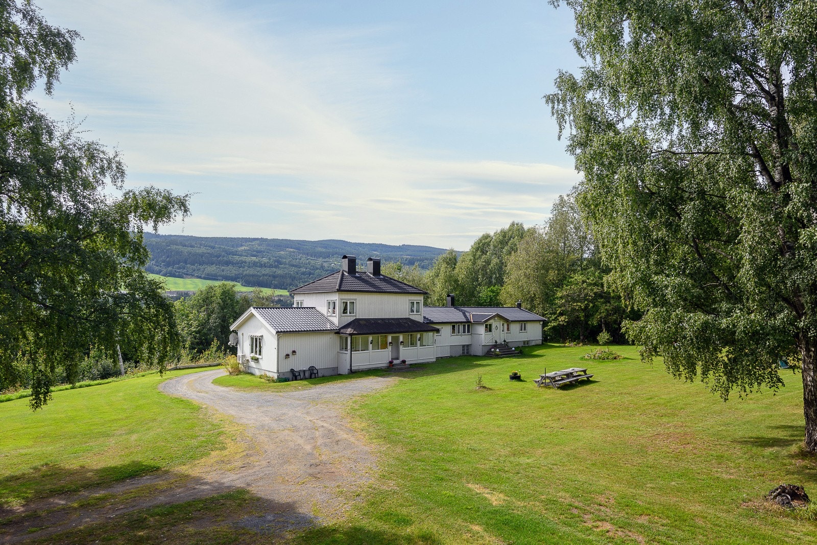 Flott gårdstun med plass til flere biler. Galleribilde