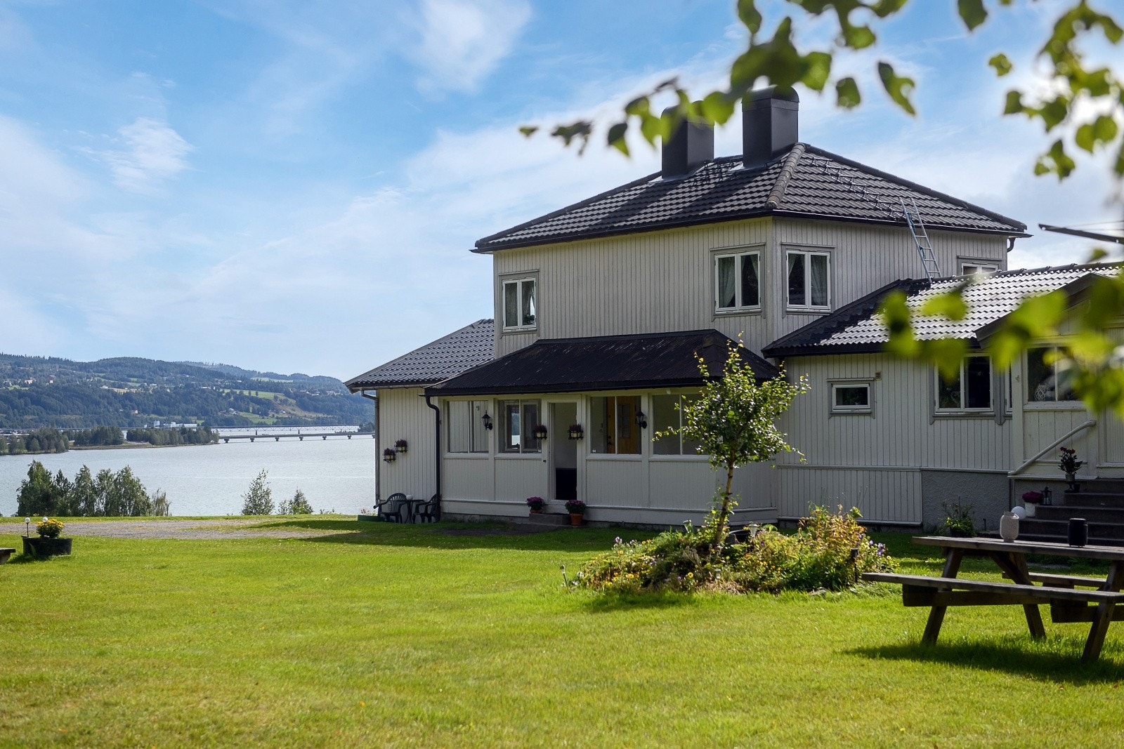 Boligen ble oppført i antagelig 1932 og holder en standard med behov for modernisering. Galleribilde