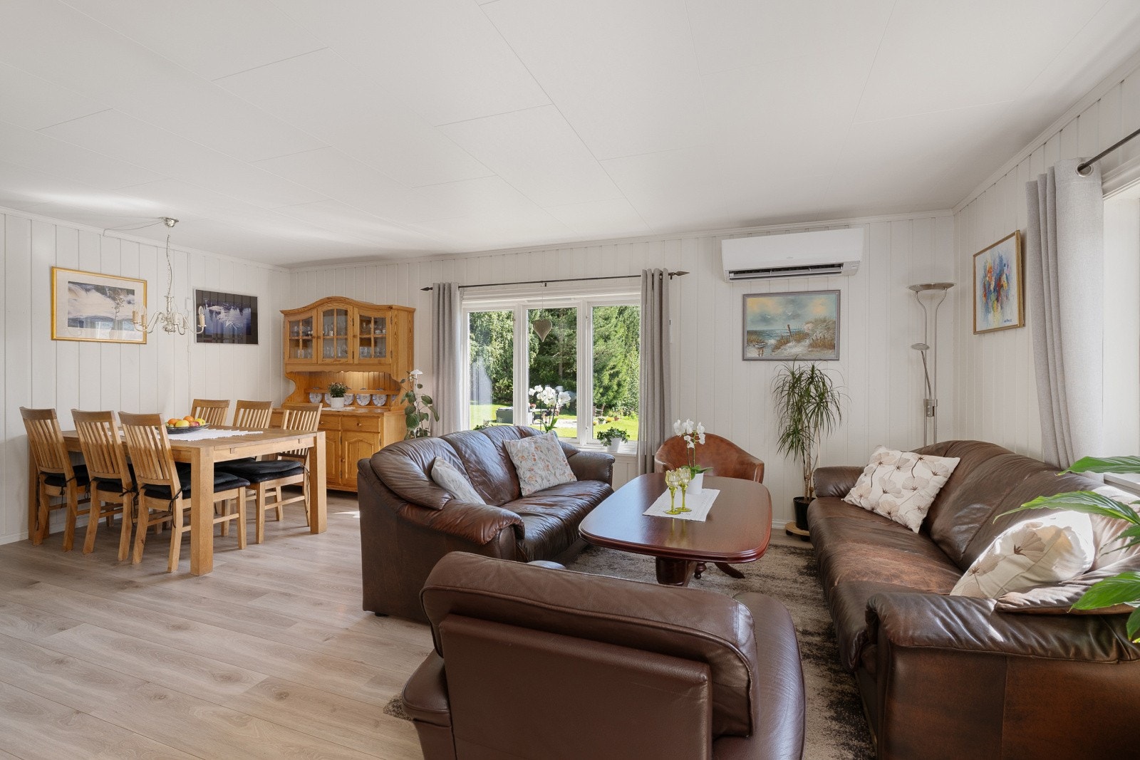 Her er det god plass til og samle familie og venner til hyggelige lag! Galleribilde