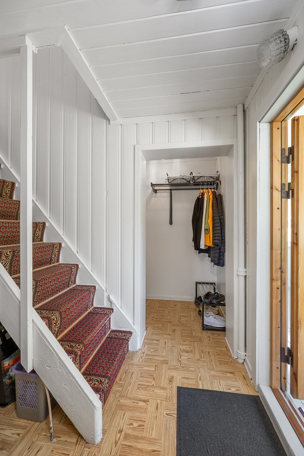 Velkommen inn! Hyggelig entré med god plass til å henge i fra seg yttertøy og sko. Galleribilde