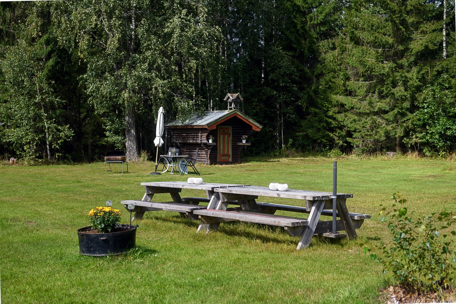 Hyggelig gårdsplass - her finnes det blant annet et lite stabbur! Galleribilde