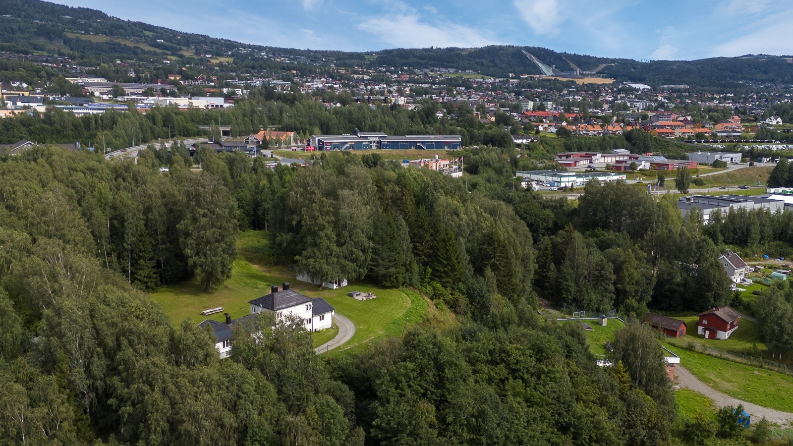 Det er flott turmuligheter i umiddelbar nærhet og kort vei til dagligdagse servicetilbud, som butikk, skole og barnehage! Vinterstid er det kort vei til flotte lysløyper for ski entusiaster. Her skimter vi Lysgårdsbakkene hoppanlegg. Galleribilde