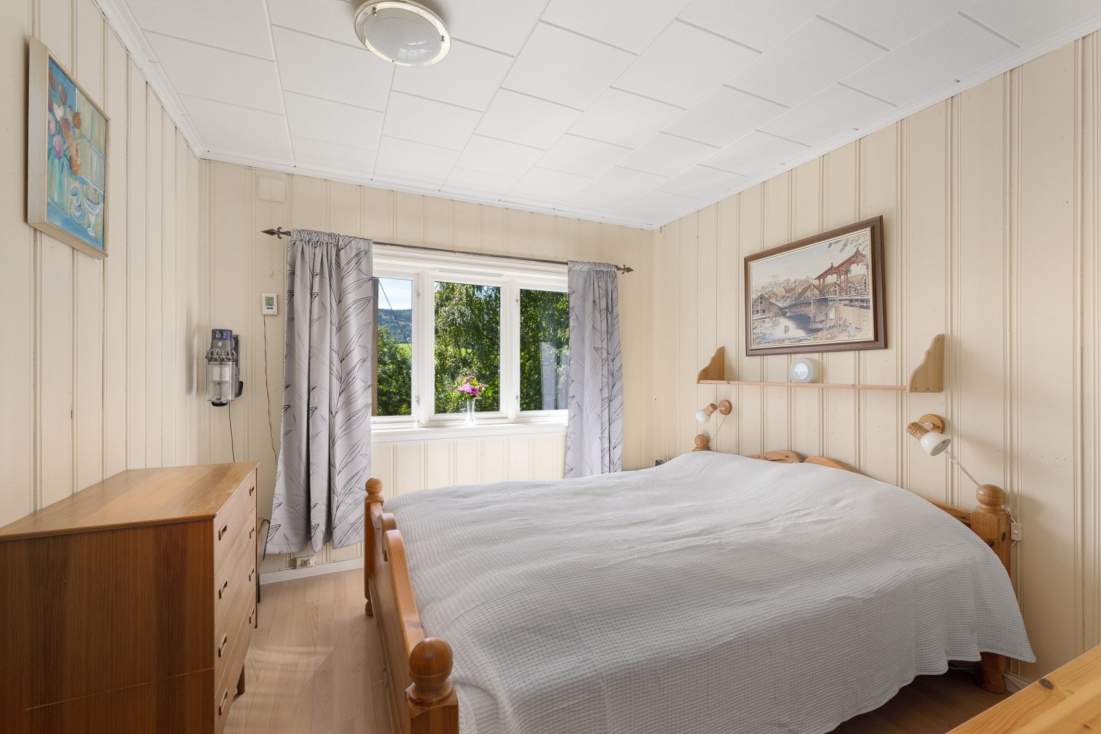 Hovedsoverommet er av god størrelse og har plass til seng og annet ønsket inventar. Galleribilde