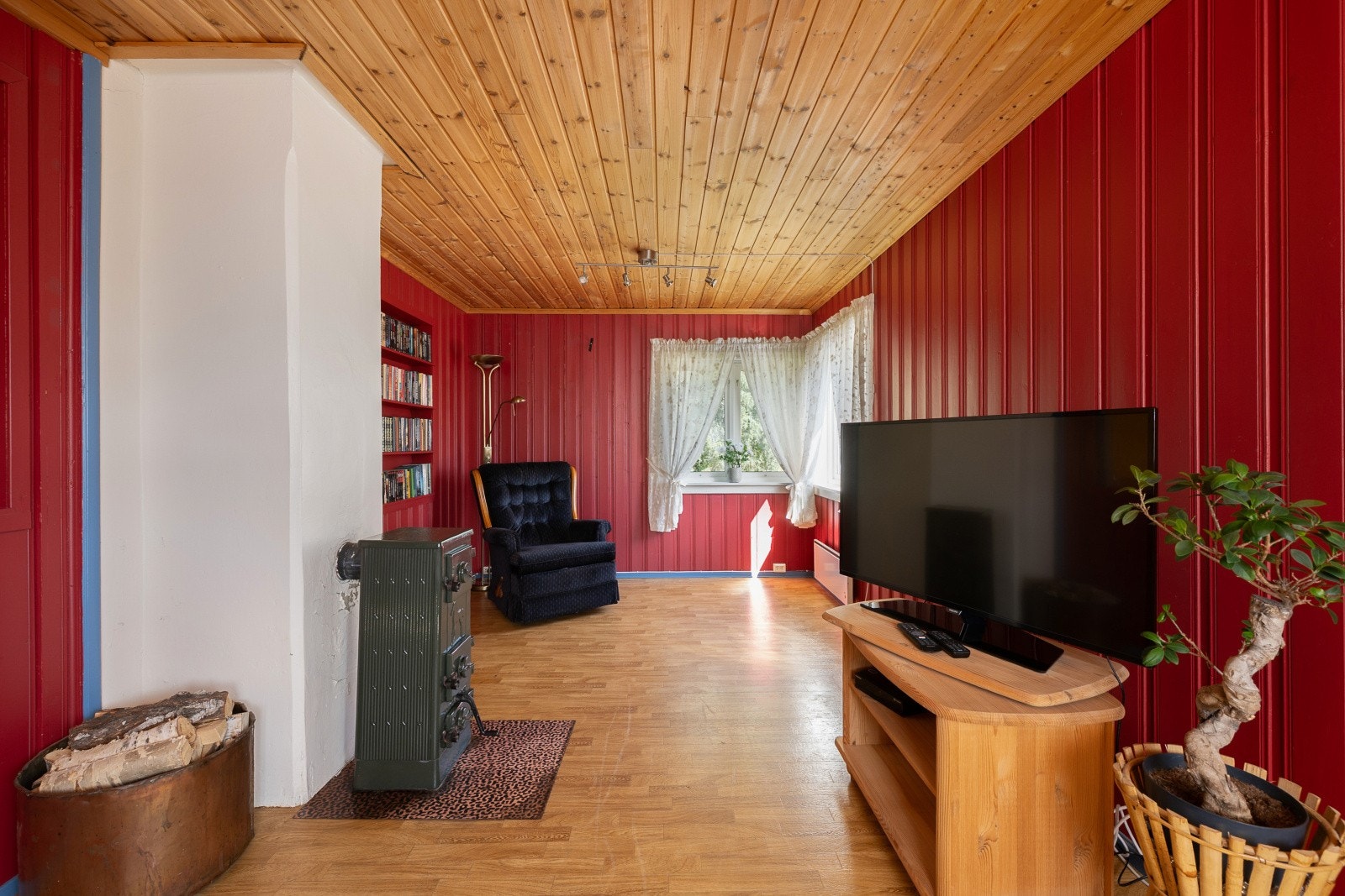 Stue med plass til salong. Her er det panelovn og eldre ildsted. Galleribilde