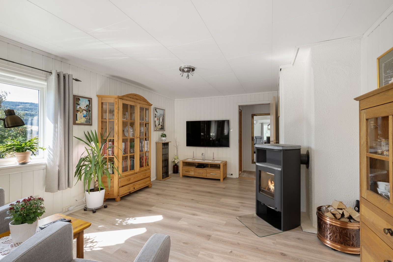 Det er ildsted og panelovn i stuen som varmer godt på kaldere dager. Galleribilde