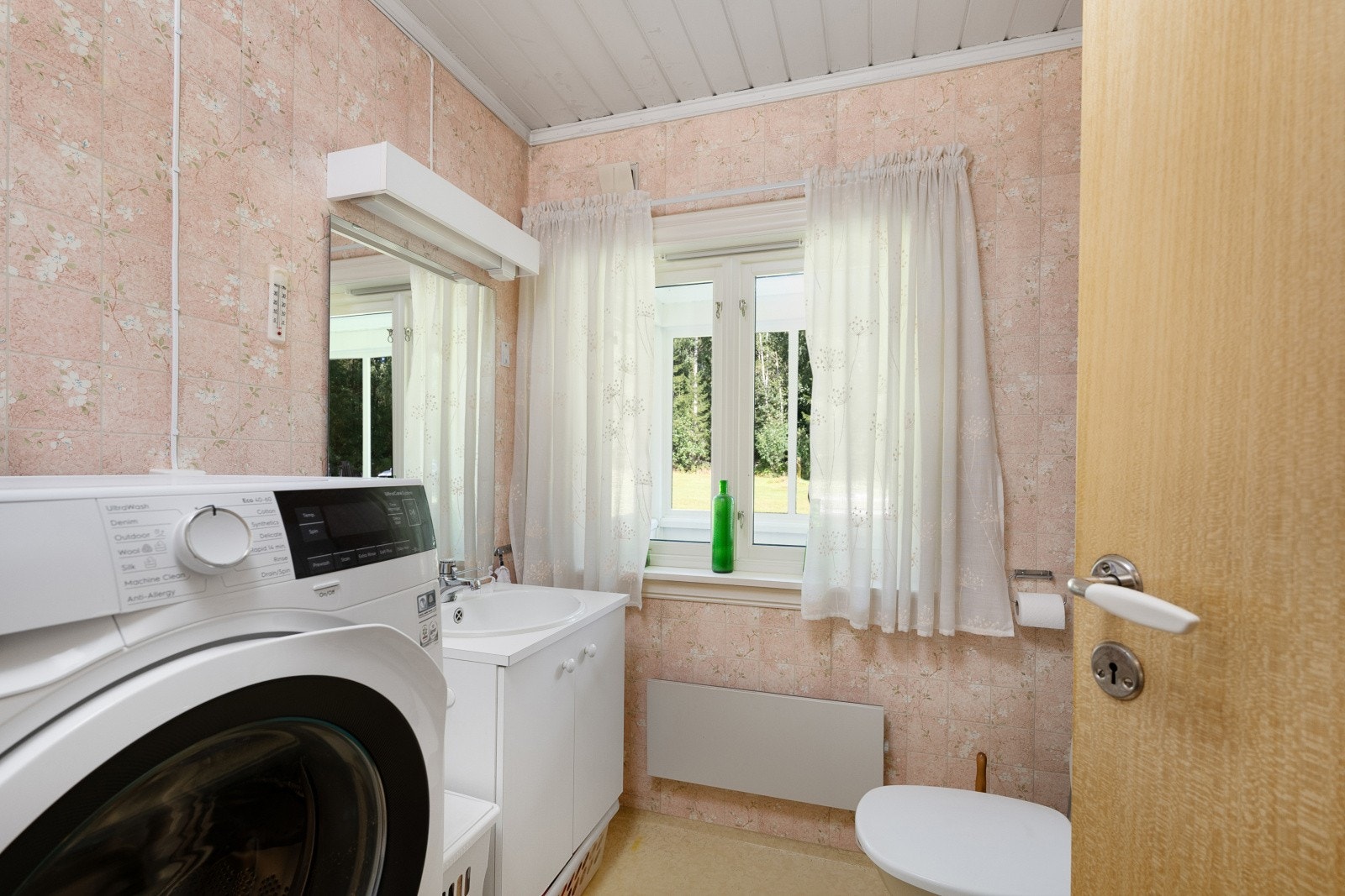 Vaskerom med belegg på gulv og vegger. Servant med underskap. Gulvmontert toalett. Opplegg til vaskemaskin. Naturlig ventilering. Galleribilde