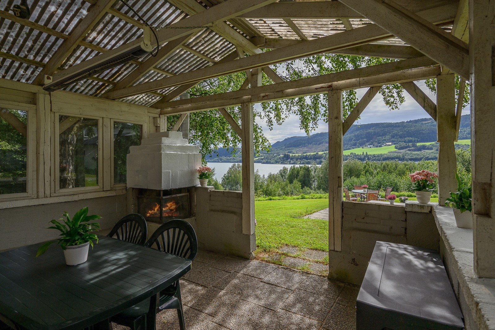 Koselig hagestue. Galleribilde