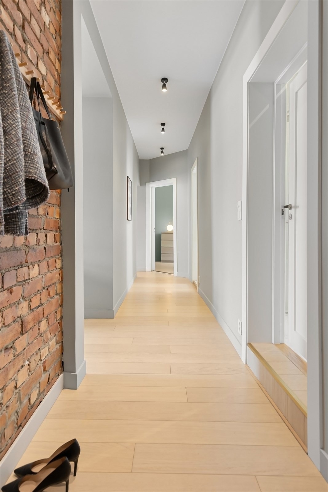 Vegg i behandlet teglsten ved entré. Galleribilde