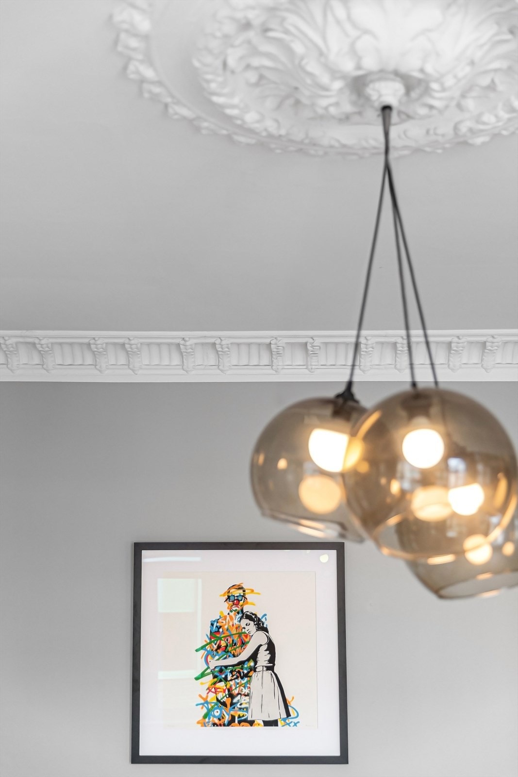Klassiske detaljer som rosett og stukkatur i taket. Galleribilde