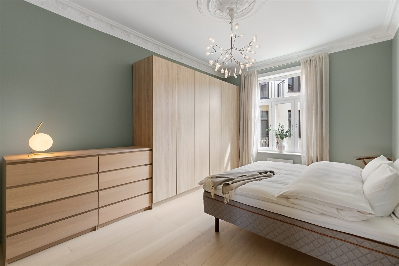 Det er god plass til flere, store garderobeskap. Galleribilde