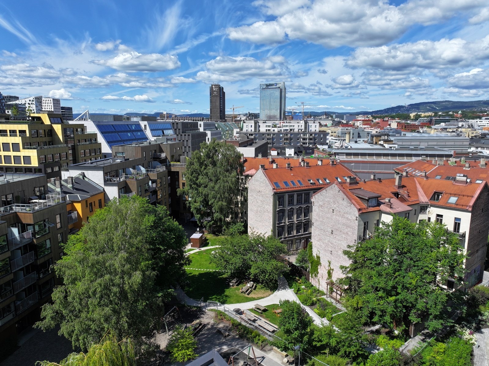 Stor og parkmessig felles bakgård. Galleribilde