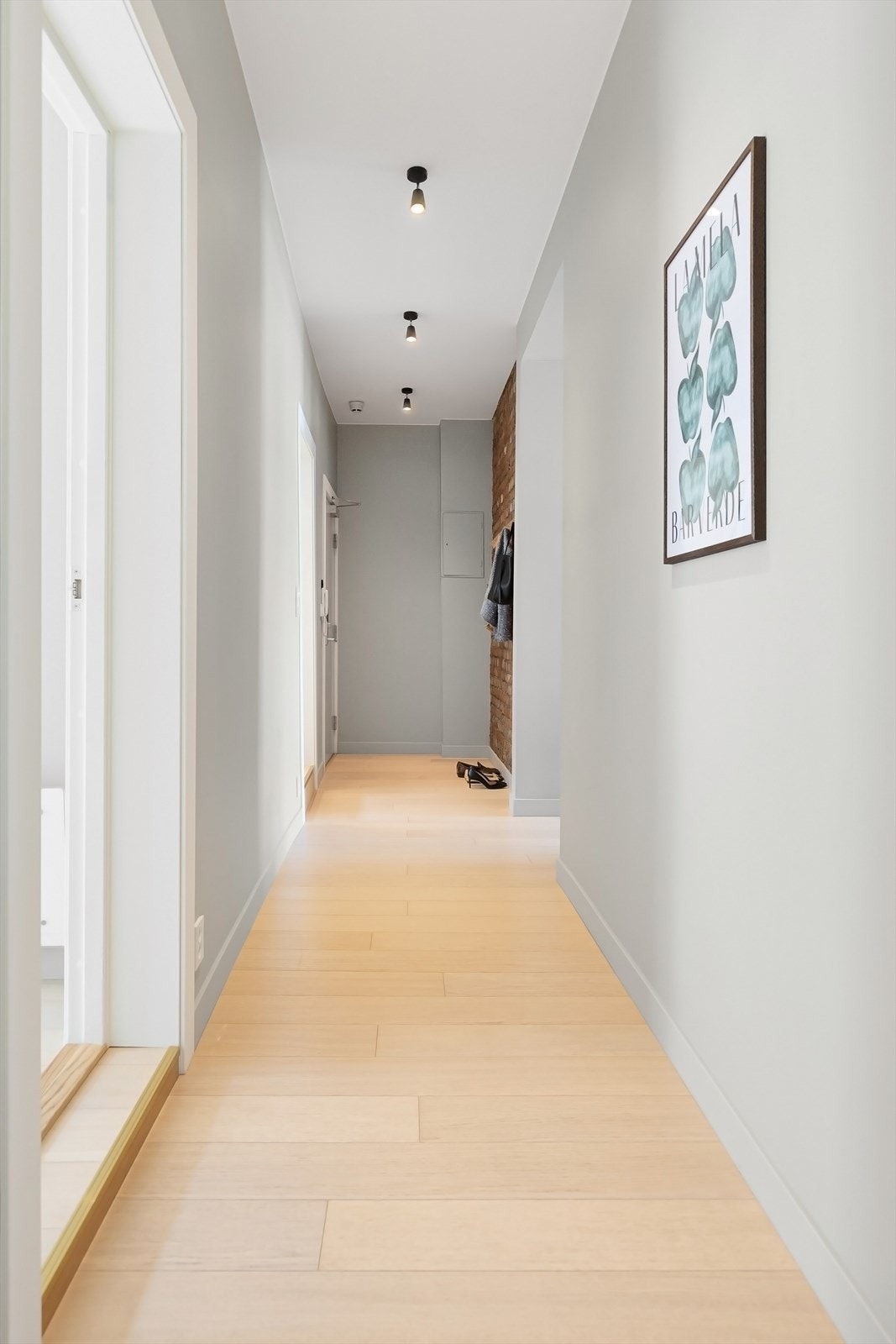 Lekker gang med flotte downlights i tak. Galleribilde