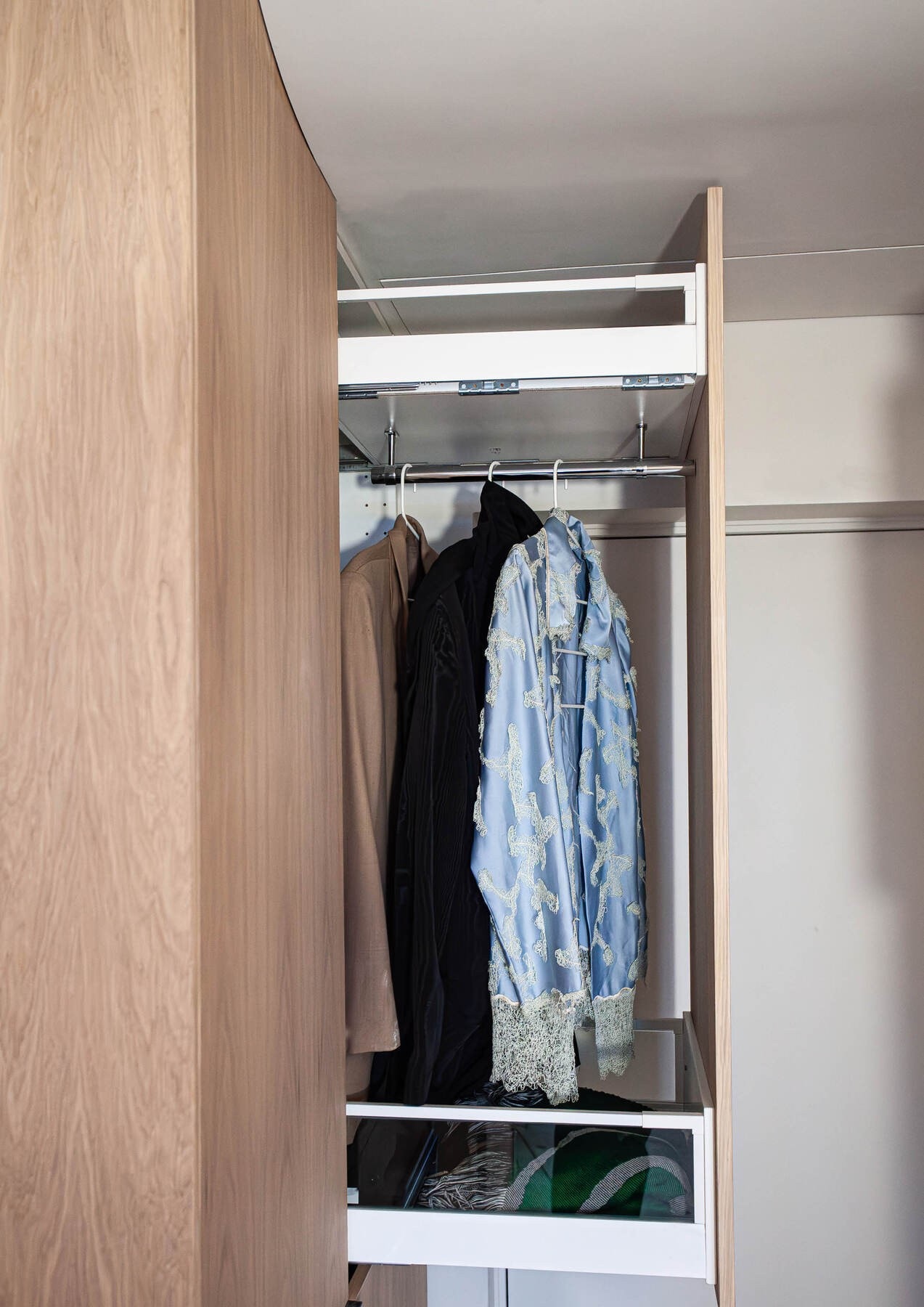 For et stilrent uttrykk, er det lagt til rette for garderobe i innredningen på kjøkkenet. Galleribilde