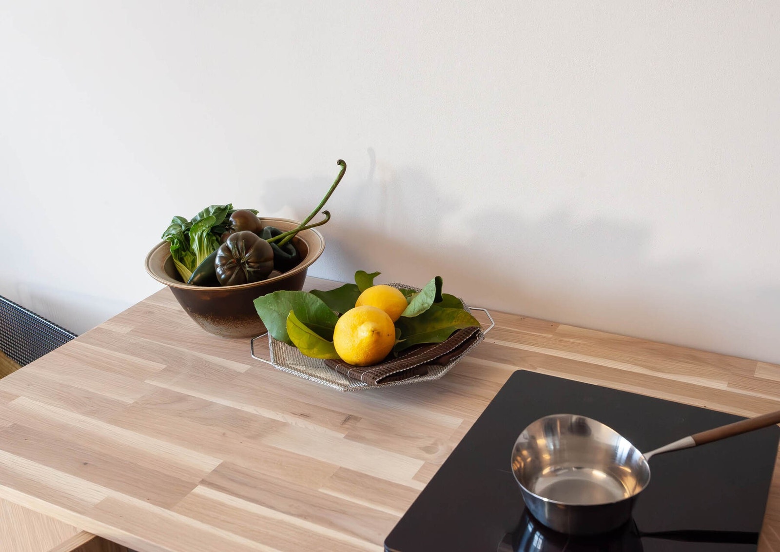 Det er portabel platetopp, som enkelt legges i innredningen når den ikke benyttes. Dette for effektiv plassbesparelse. Galleribilde