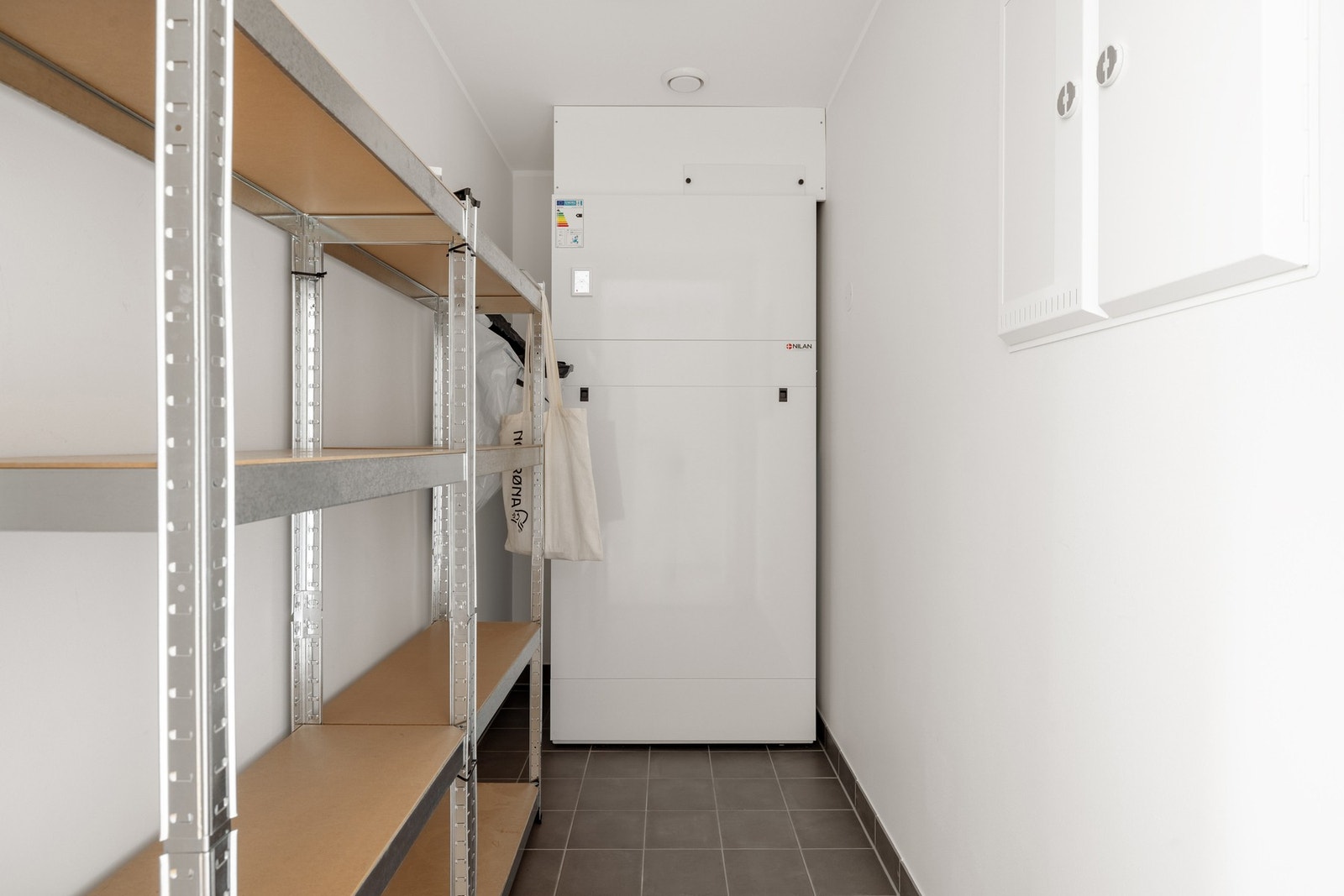 Praktisk bod med ekstra plass til oppbevaring. Galleribilde