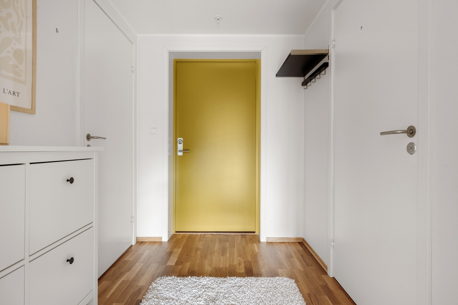 Det første som møter deg er en lys og trivelig entré med plass til å henge fra seg yttertøy og sko. Galleribilde