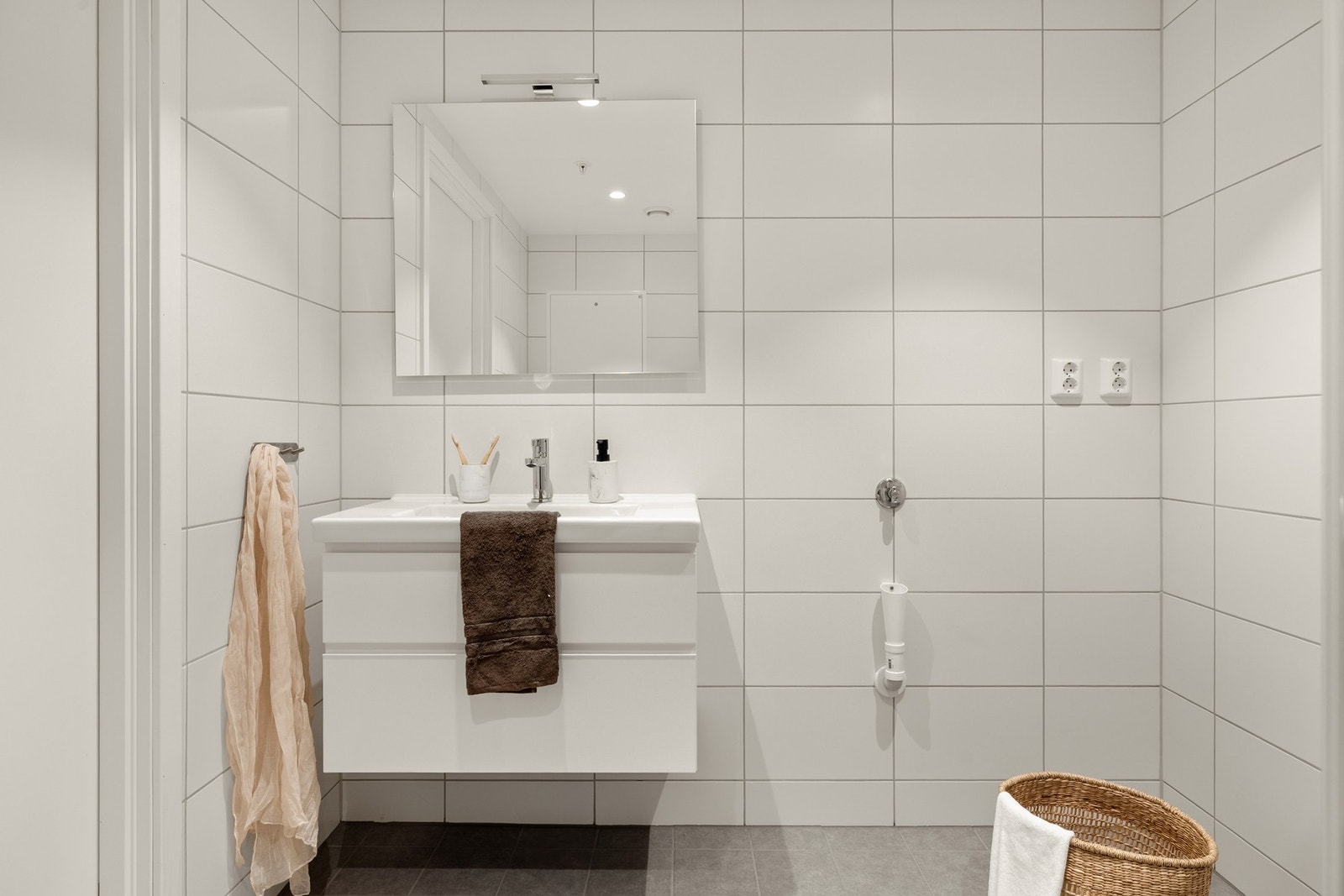 Badet er moderne, romslig og fint på 5,3 kvm. Galleribilde