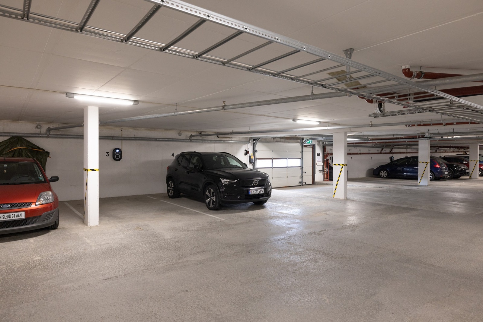 Medfølger fast parkeringsplass i felles lukket garasjeanlegg. Galleribilde