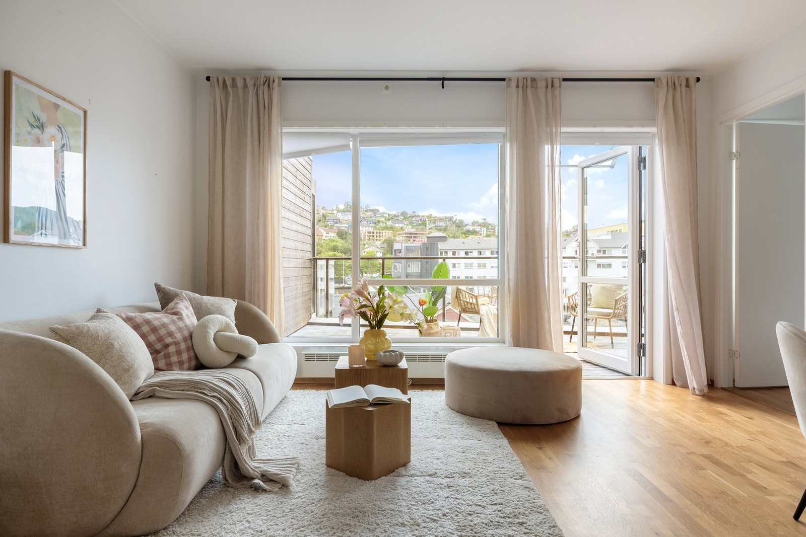 Videre kommer vi inn til hjertet av boligen, nemlig stue/kjøkken delen. Galleribilde