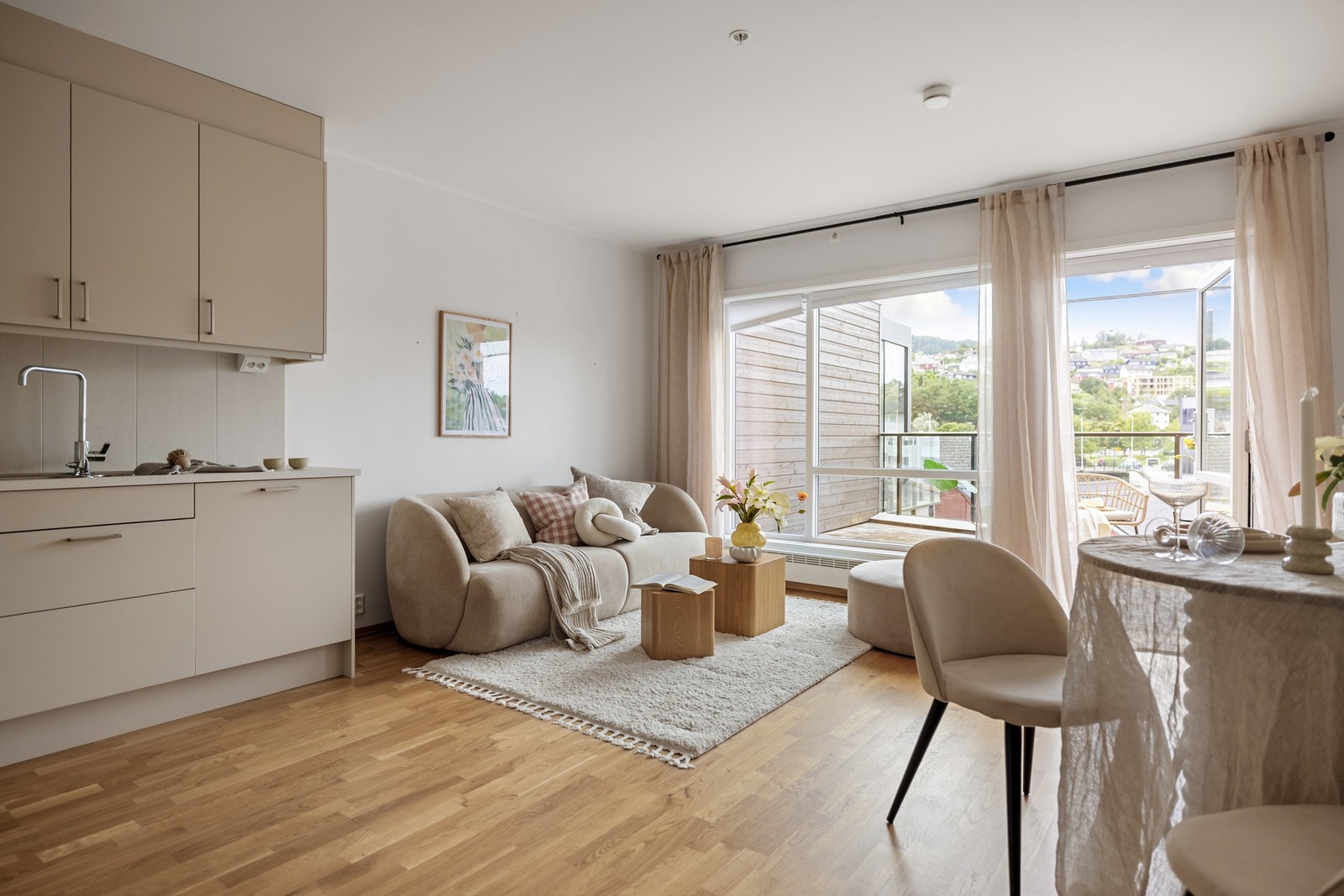 Rommets gode størrelse og funksjonelle utforming gjør at du enkelt kan innrede med både spisebord og sofa-hjørne. Galleribilde