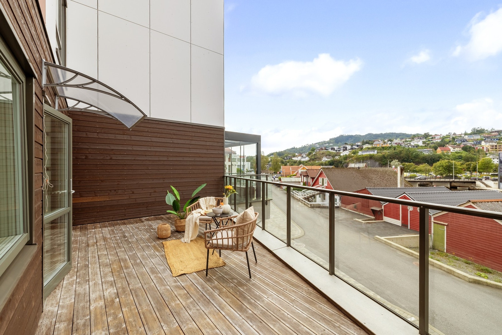 Fra stuen har du direkte utgang til leilighetens balkong som måler hele 21 kvm! Galleribilde