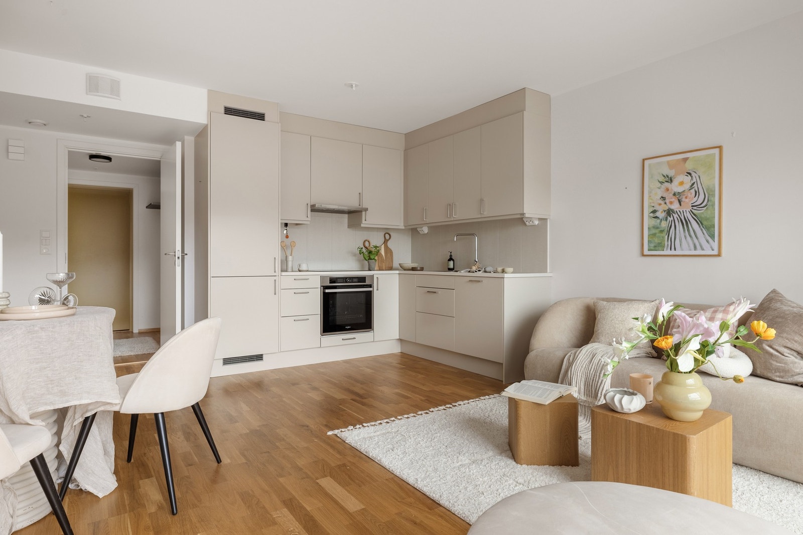 Kjøkkenet ligger fint til i en åpen og sosial løsning med stuen. Galleribilde