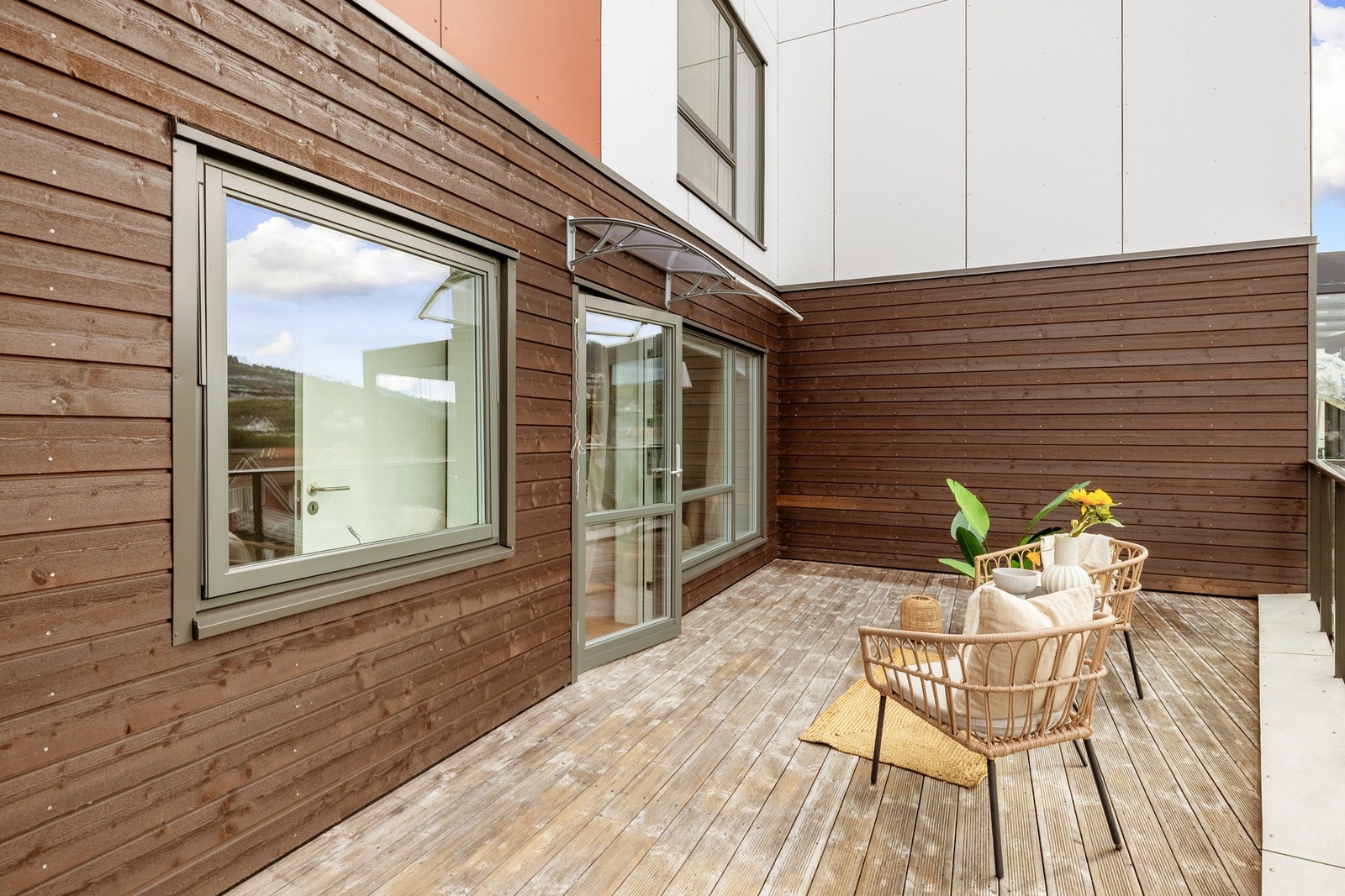 Her har du med andre ord god plass til å innrede med utemøbler. På varme sommerdager vil balkongen fungere som en naturlig forlengelse av stuen. Galleribilde