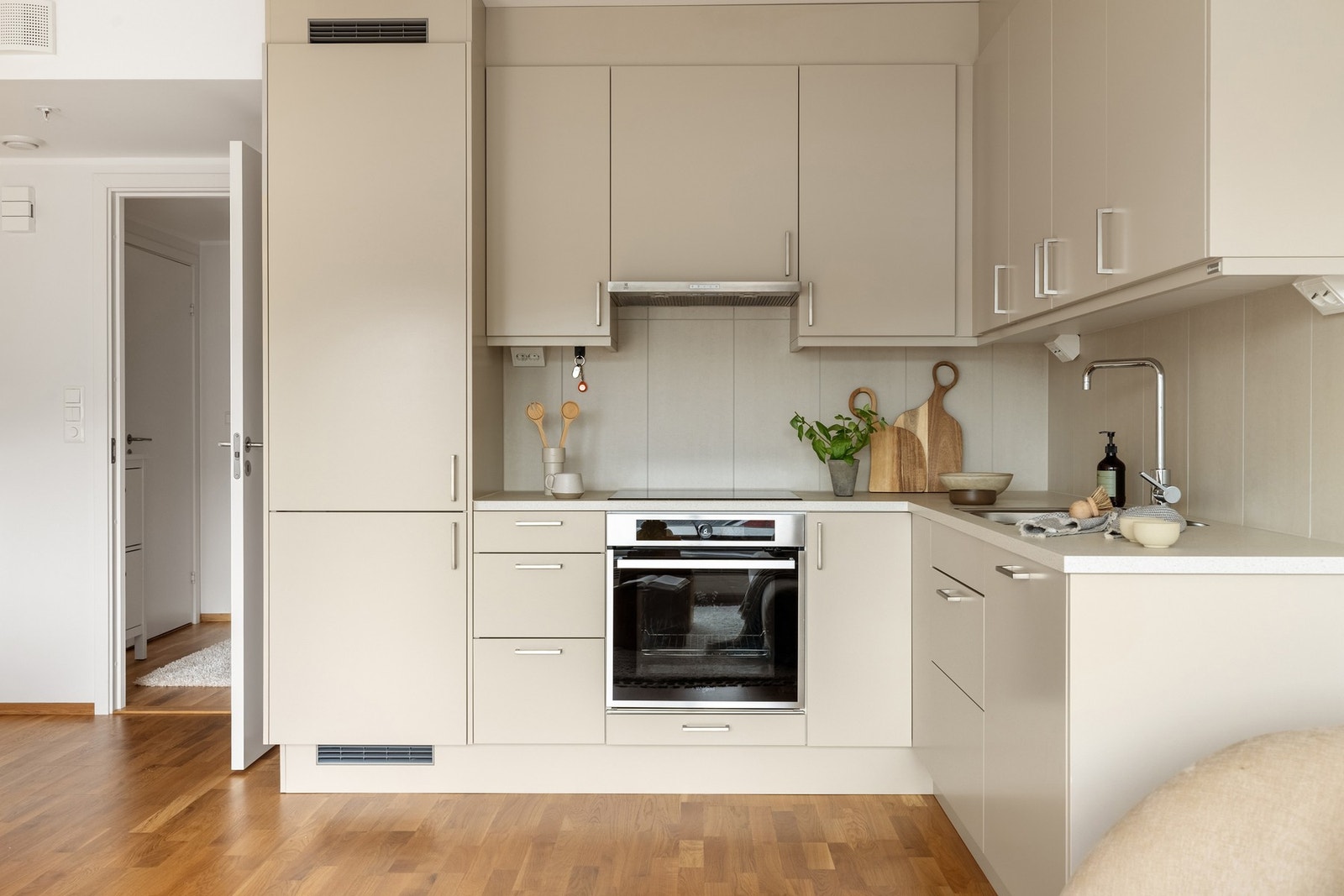 Av integrerte hvitevarer er det stekeovn, platetopp, oppvaskmaskin, ventilator og kjøleskap m/ frysedel. Galleribilde