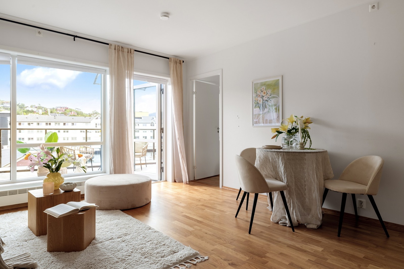 I stuen er det vinduer av god størrelse som gir et fantastisk lys til hele rommet. Galleribilde