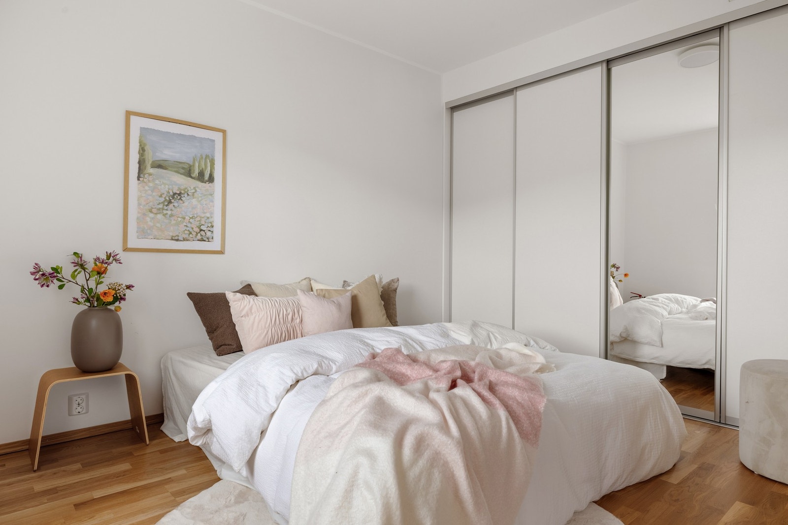 Hovedsoverommet er lyst, luftig og romslig på 11,4 kvm. Her er det god plass til å innrede med dobbeltseng og annet møblement etter ønske. Galleribilde