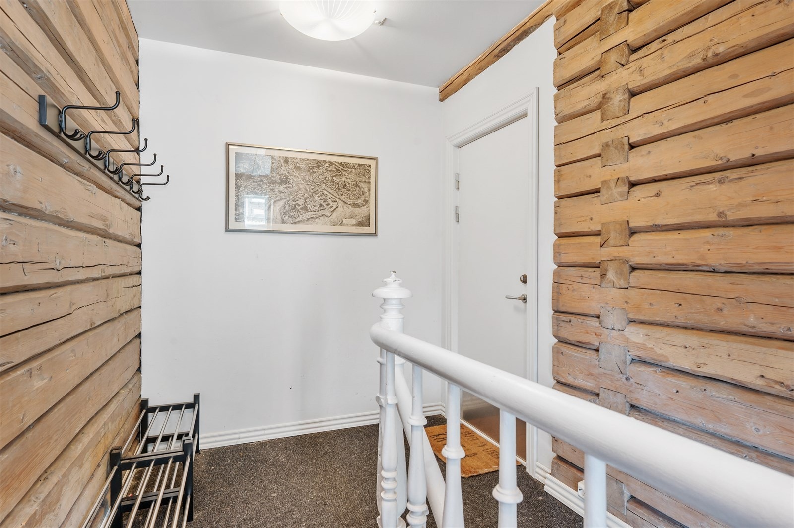 Innvendig trappegang med bevarte tømmervegger. Galleribilde